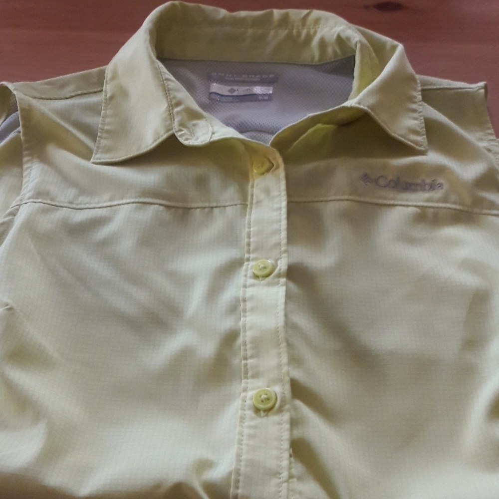 Columbia Women's sleeveless button up shirt